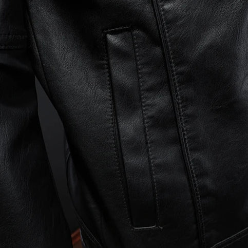 Veste en cuir noire, détail des coutures et poche sur la poitrine