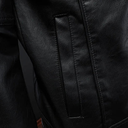 Veste en cuir noire, détail des coutures et poche sur la poitrine