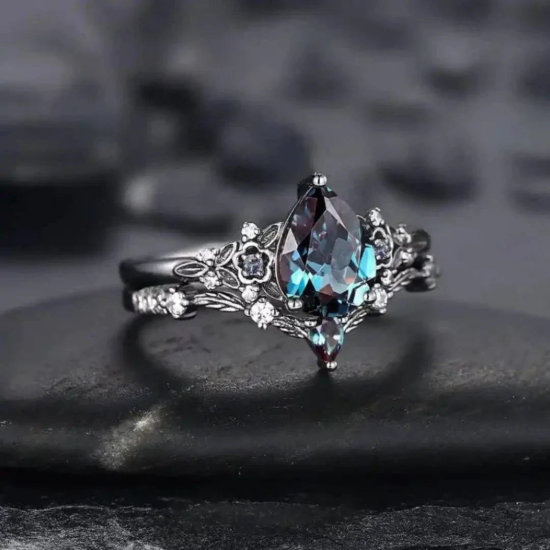 Bague noire avec pierre bleue en goutte et entourage de zirconias