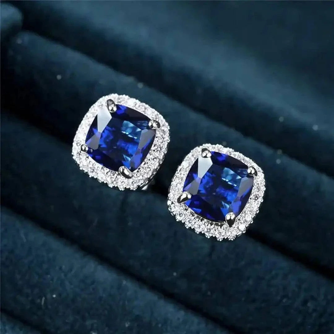 Paire de clous d’oreilles carrés saphir bleu, cadre argenté pavé, fermoirs visibles