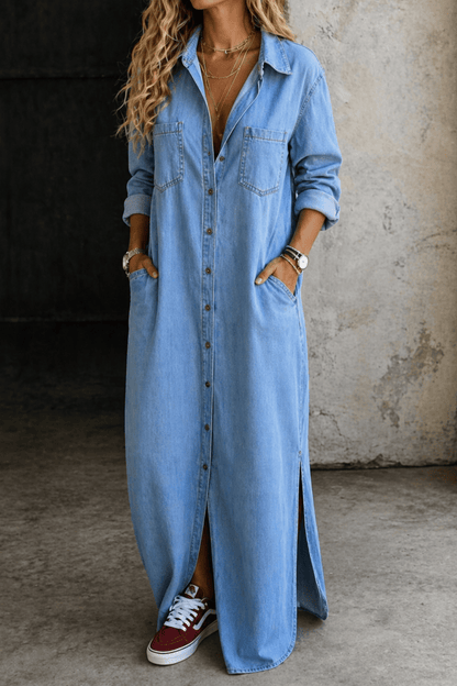 Robe longue boutonnée denim bleu clair, manches longues, poches poitrine, fente avant.