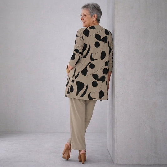 Ensemble 3 pièces : veste longue à motifs noirs, coupe droite, haut et pantalon beige.