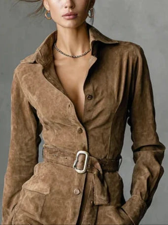 Robe midi en suédine marron, encolure ouverte, boutons et ceinture à boucle.