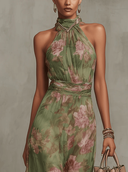 Robe longue fleurie dos ouvert, sans manches, encolure haute nouée, vert sauge et roses.