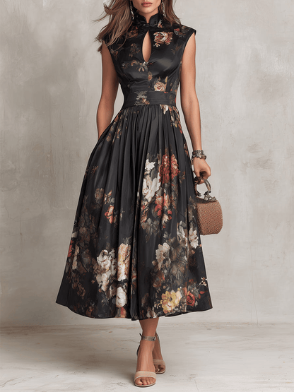 Robe mi-longue noire satin plissé, imprimé floral, encolure trou de serrure, ceinture froncée.