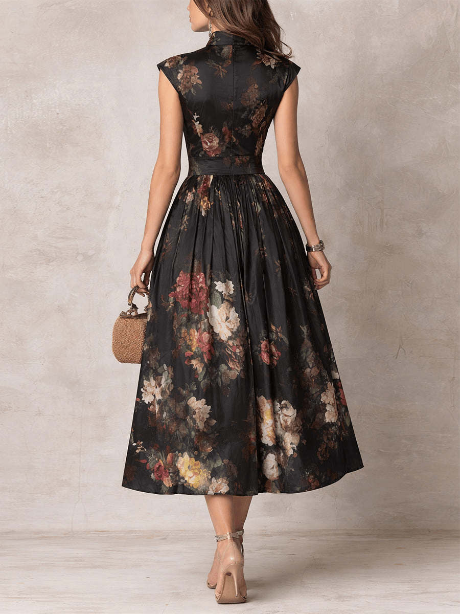 Robe mi-longue noire en satin plissé, imprimé floral, encolure trou de serrure.