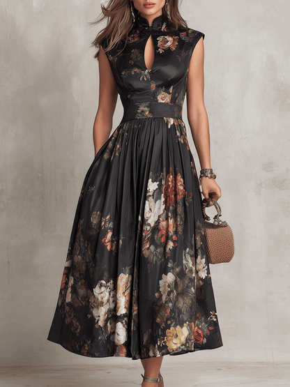 Robe mi-longue noire satin plissé, imprimé floral, col trou de serrure, taille froncée.