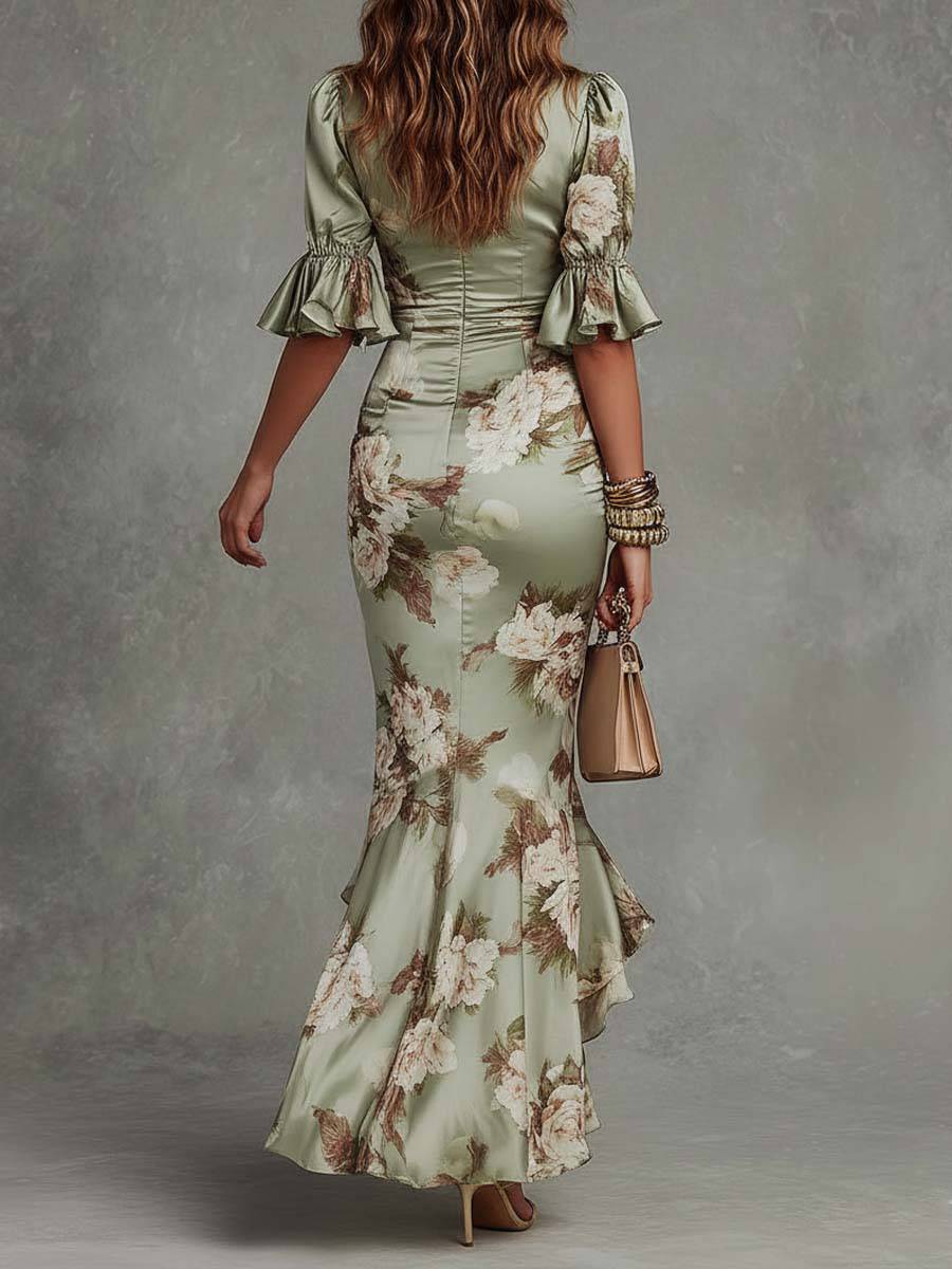 Robe longue satin vert imprimé fleurs, manches bouffantes à volants et buste froncé.