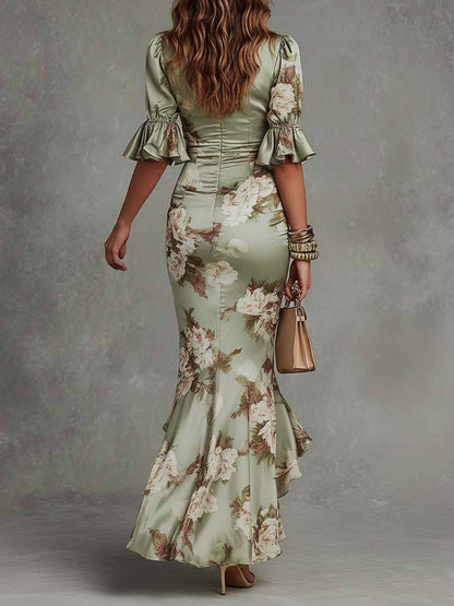 Robe longue satin vert imprimé fleurs, manches bouffantes à volants et buste froncé.