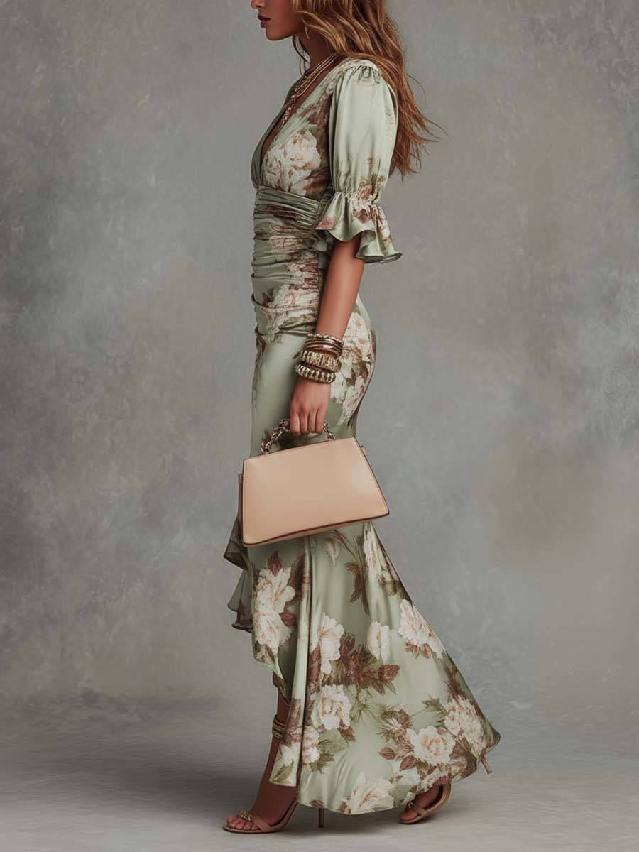 Robe longue satin vert à encolure V, manches cloche et volants floraux.