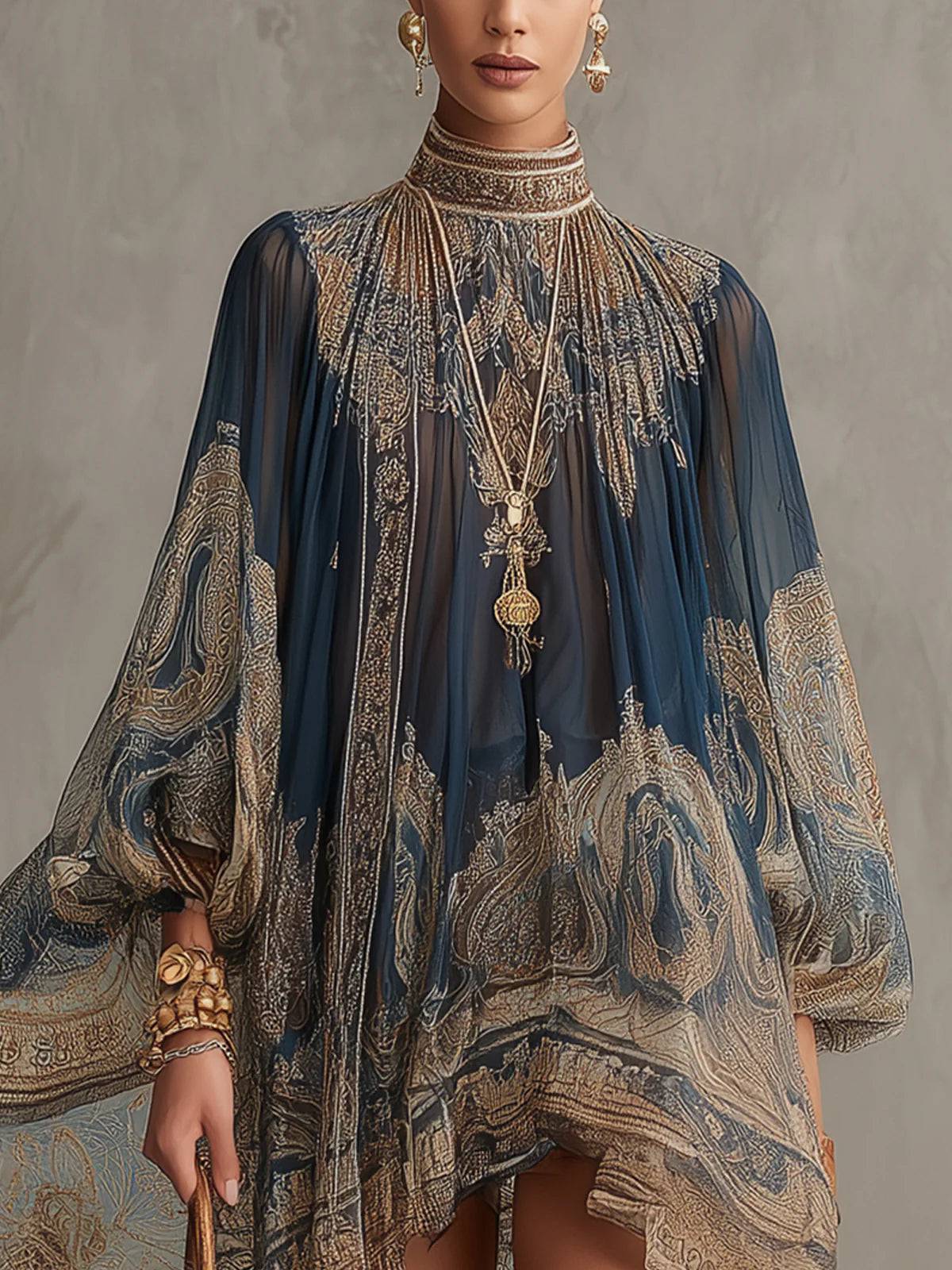 Robe courte col montant, voile mousseline bleu marine aux motifs baroques, manches bouffantes.