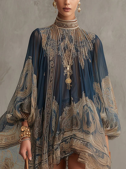 Robe courte col montant, voile mousseline bleu marine aux motifs baroques, manches bouffantes.