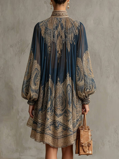 Robe courte en mousseline bleu marine, imprimé baroque, col montant et manches bouffantes.