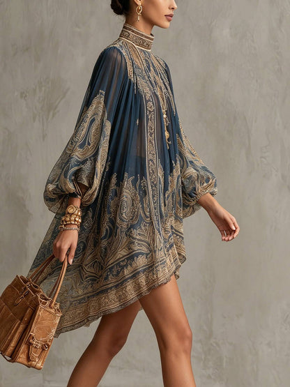 Robe courte col montant, imprimé baroque bleu marine et doré, ourlet asymétrique.