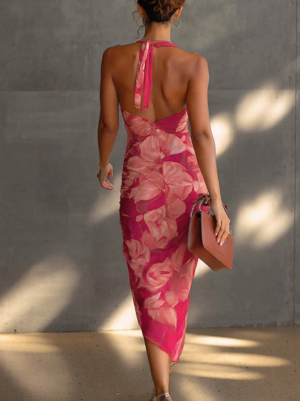 Robe midi fuchsia sans manches à imprimé floral, dos nu, fronces et fente latérale