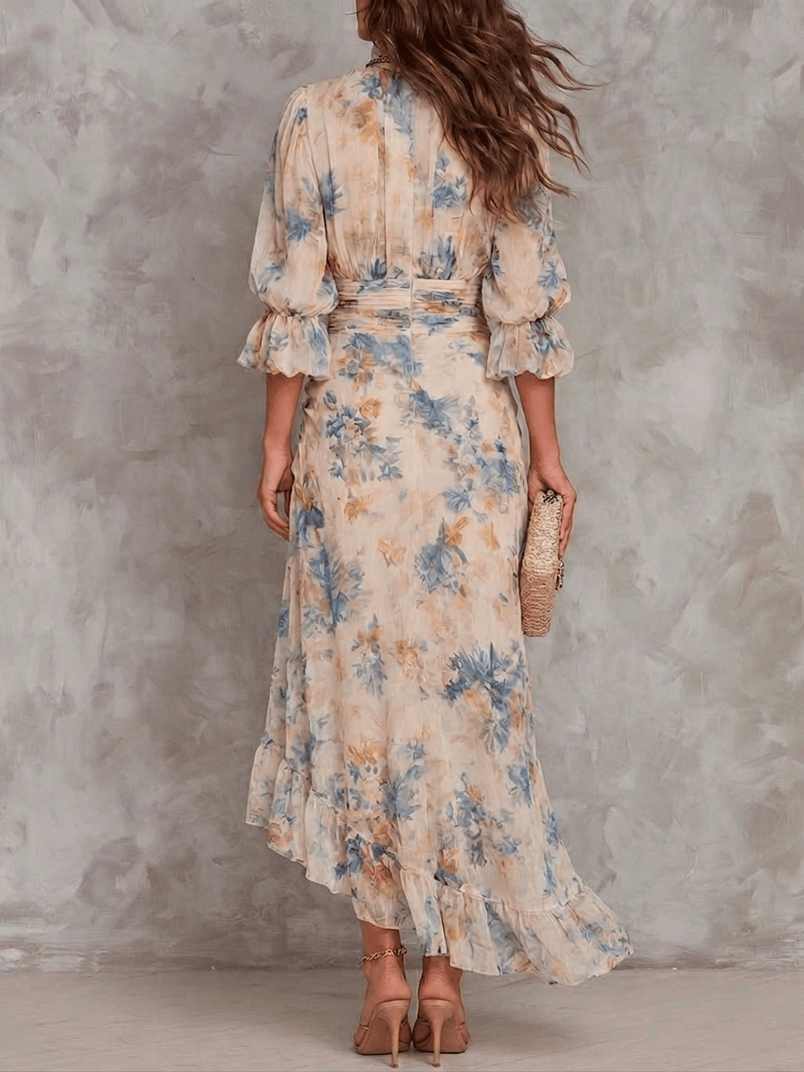 Robe longue en mousseline beige à fleurs bleu, col roulé, volants aux manches et ourlet