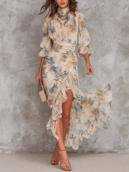 Robe longue beige à fleurs bleu, col roulé, manches bouffantes, ceinture nouée et fente
