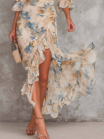Robe longue beige à fleurs bleu, fente avant, volants superposés en bas, col roulé