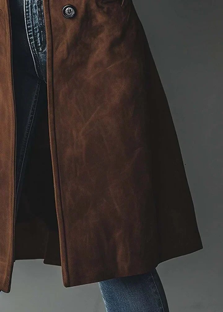 Manteau suédine marron, fermeture à boutons et ourlet évasé, vue de côté