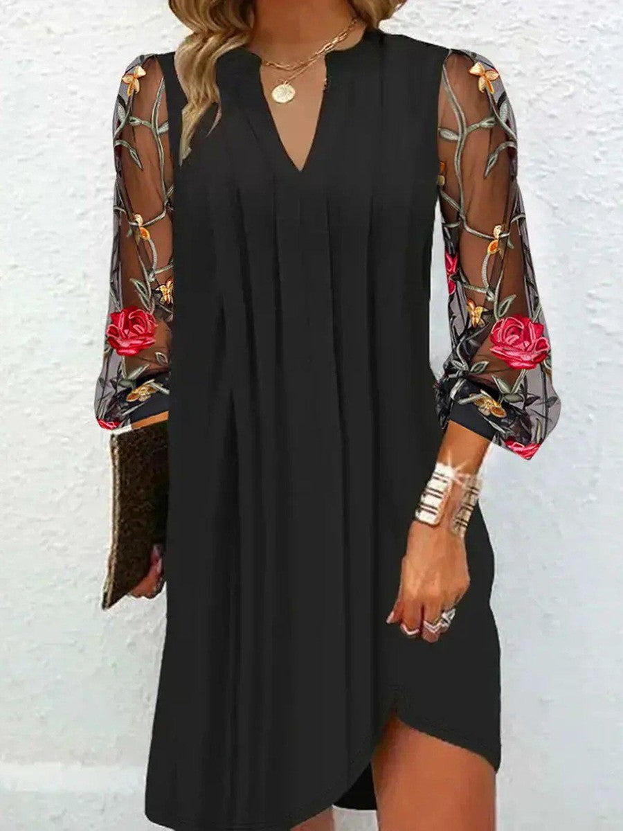 Robe noire élégante Camille, manches longues fleuries, coupe droite jusqu’au genou.