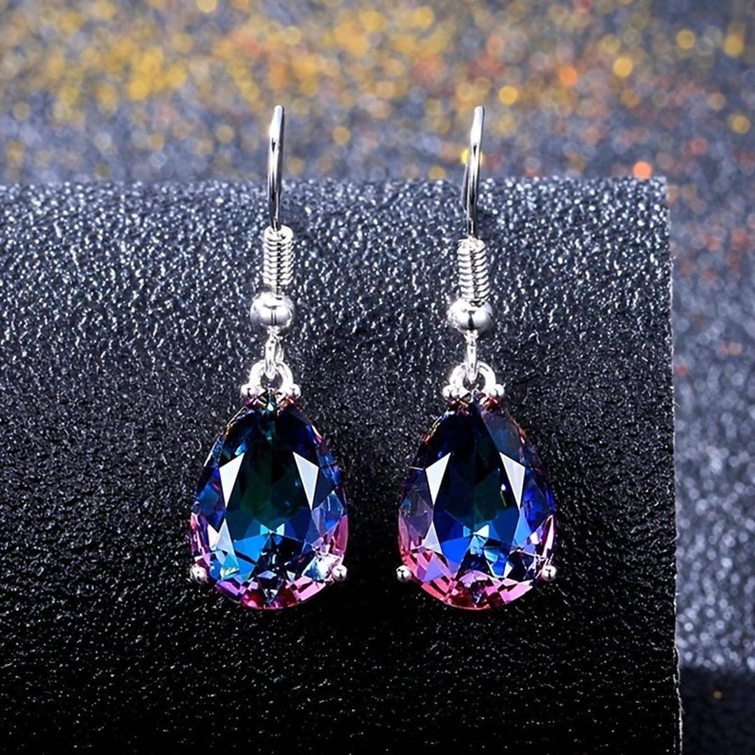 Boucles pendantes argentées, pierre goutte bleu-violet irisée.