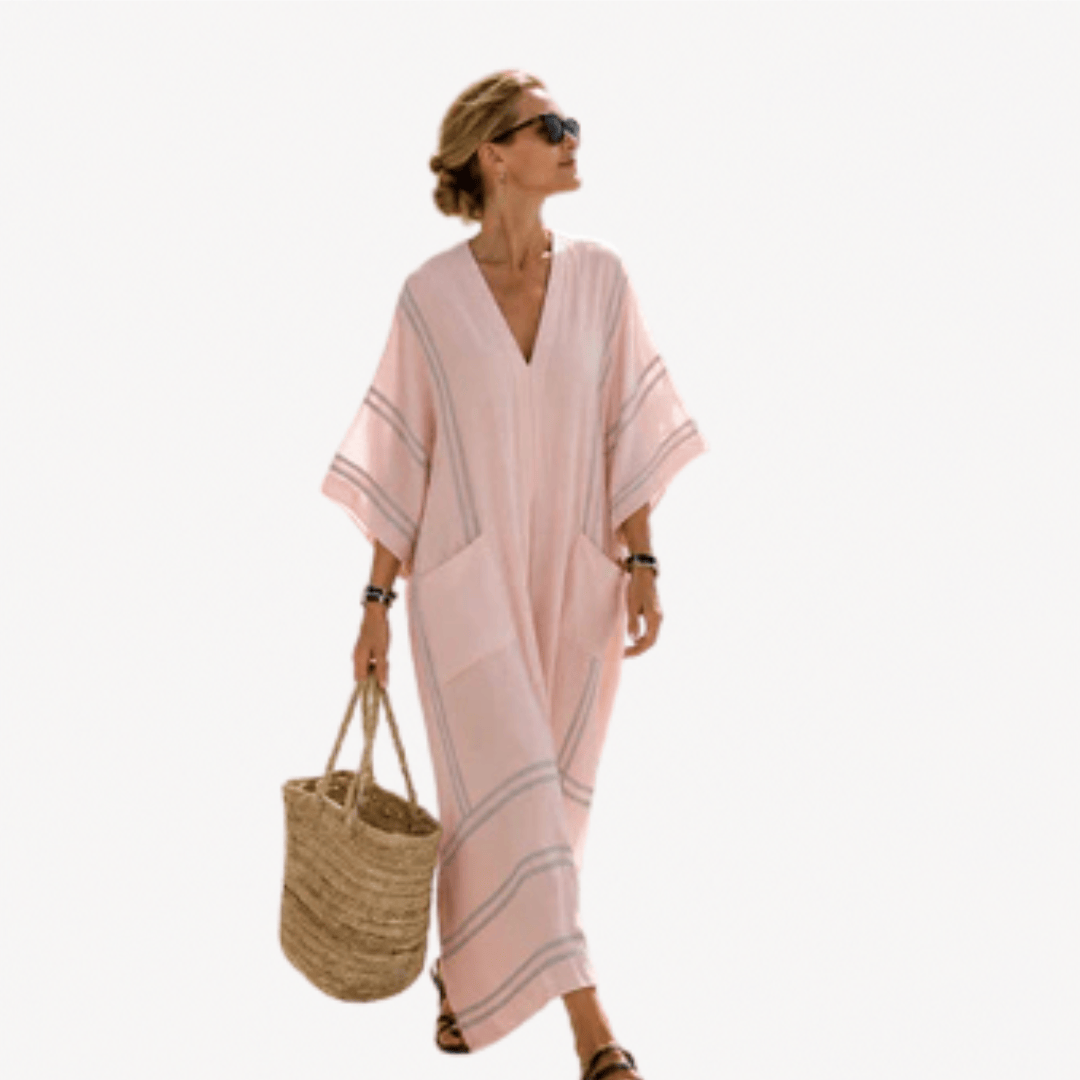 Robe longue rose pâle à encolure V, manches courtes et bandes rayées aux bordures.