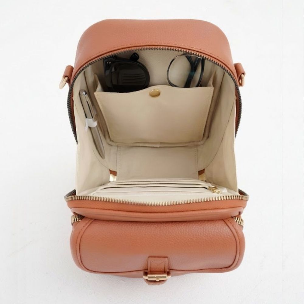 Sac bandoulière ouvert, compartiments avec fermetures zippées, couleur brun.