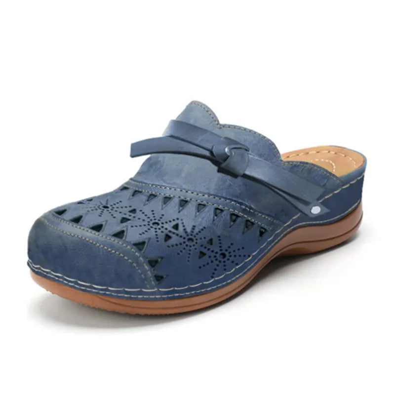 Sabot confortable bleu marine, perforations décoratives et bride réglable