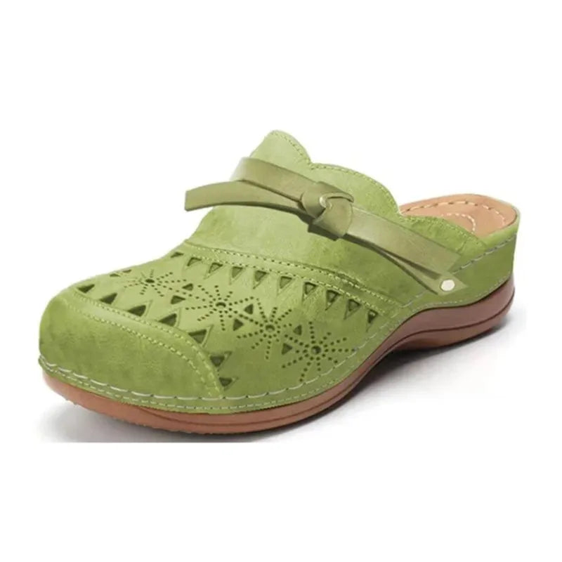 Sabot confortable vert clair, perforations décoratives et bride réglable