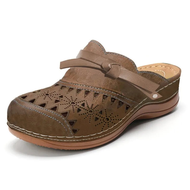 Sabot confortable marron, perforations décoratives et bride réglable