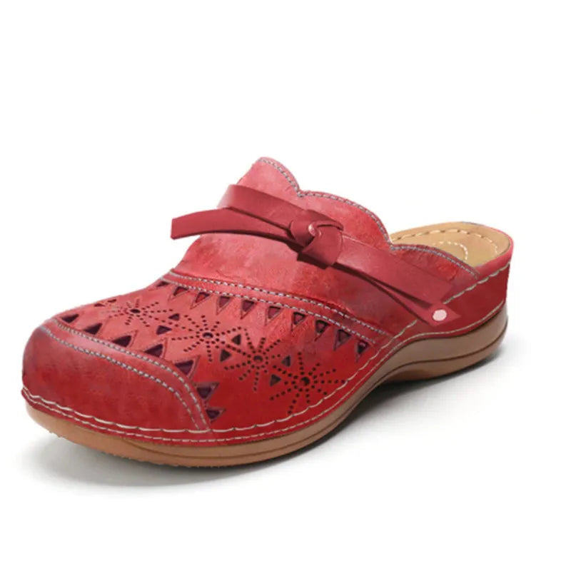 Sabot confortable rouge, perforations décoratives et bride réglable