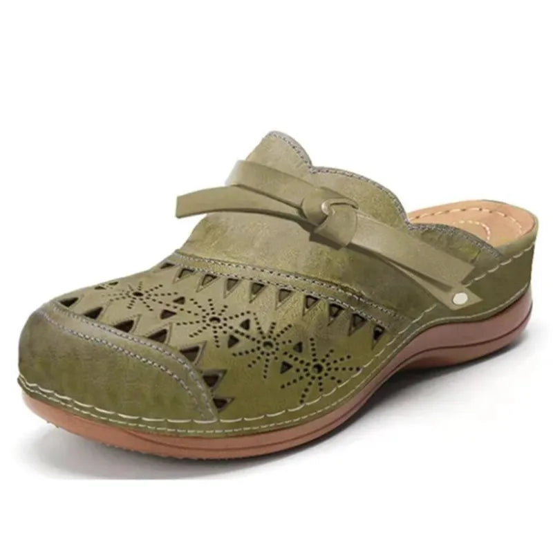 Sabot confortable vert olive, perforations décoratives et bride réglable