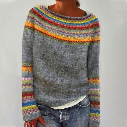 Pull en laine gris chiné, encolure ronde, rayures multicolores rétro sur le col et les manches.