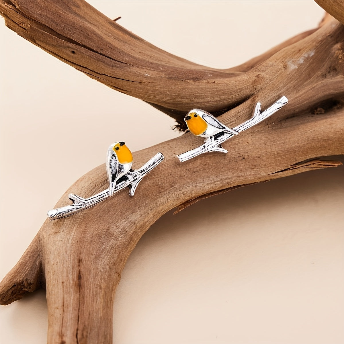 Boucles d’oreilles argentées en forme de deux oiseaux jaunes sur tige croisée