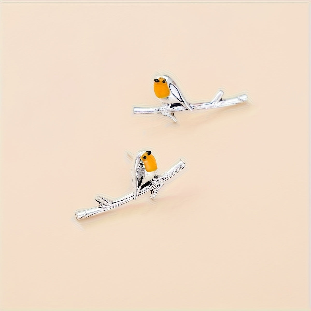 Boucles d’oreilles argentées ornées de deux oiseaux jaunes sur barre finement gravée