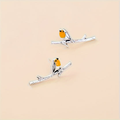 Boucles d’oreilles argentées ornées de deux oiseaux jaunes sur barre finement gravée