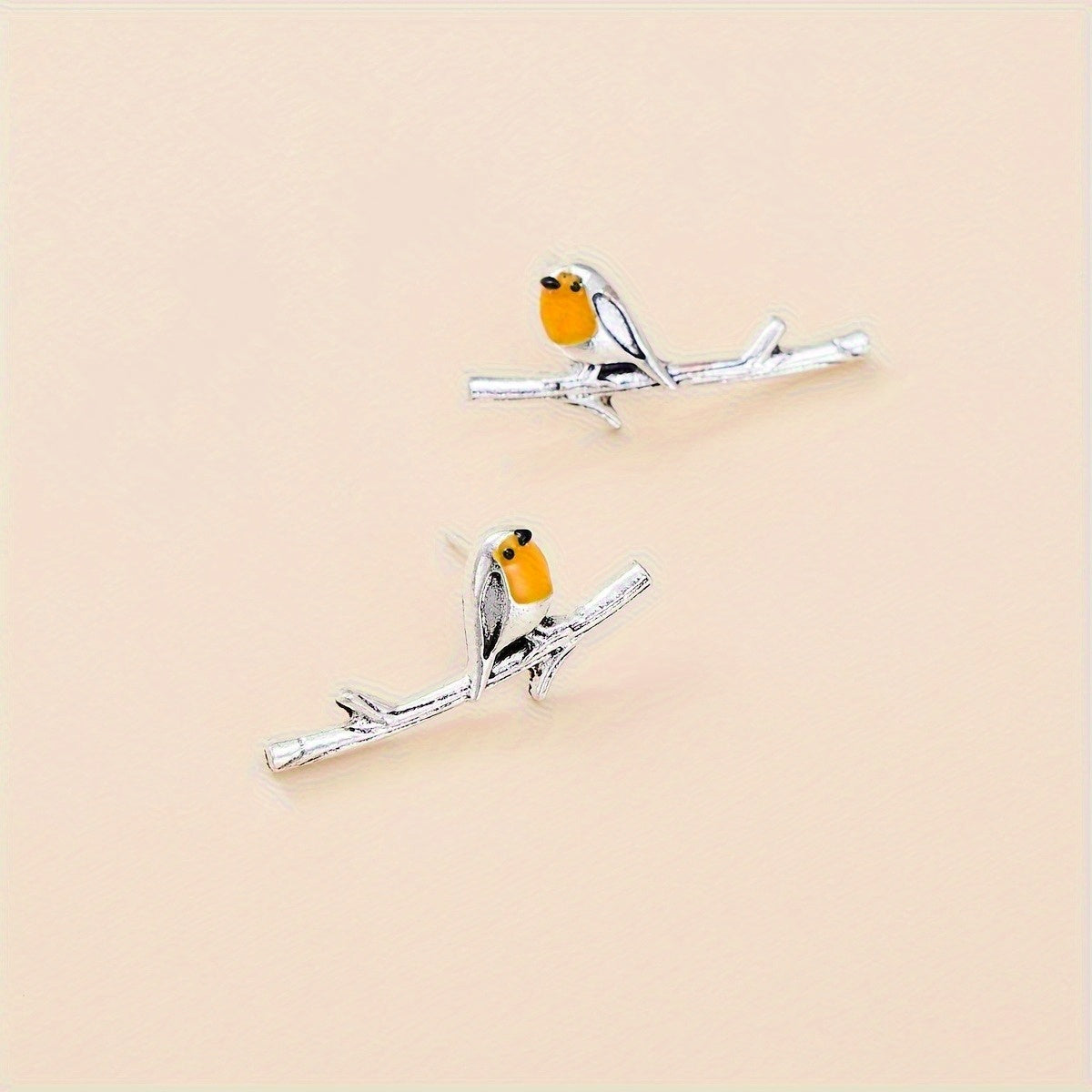 Boucles d’oreilles argentées avec deux petits oiseaux jaunes en style dessin animé