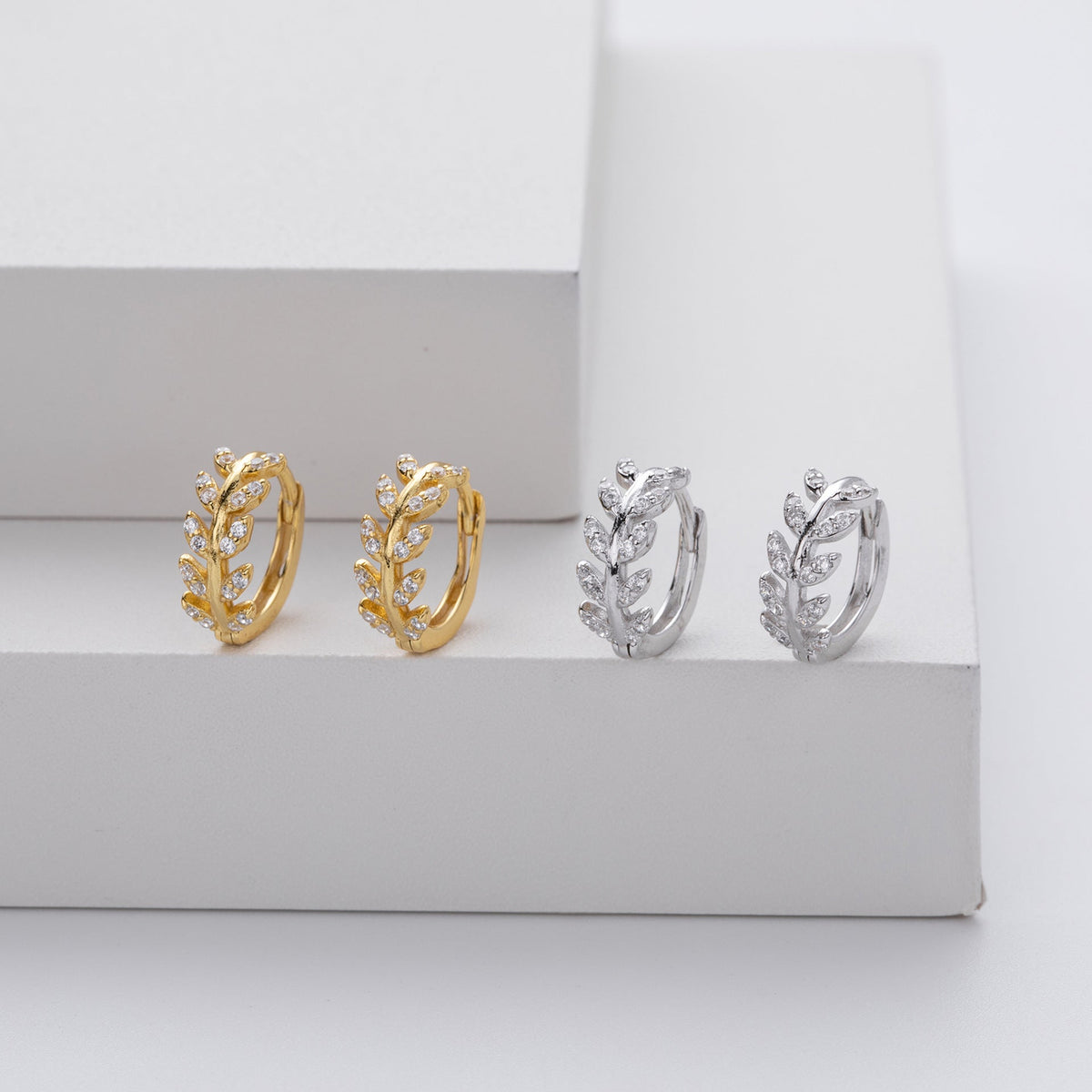 Boucles d’oreilles créoles feuilles argent et or, paire de créoles assorties.