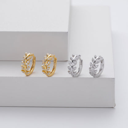 Boucles d’oreilles créoles feuilles argent et or, paire de créoles assorties.