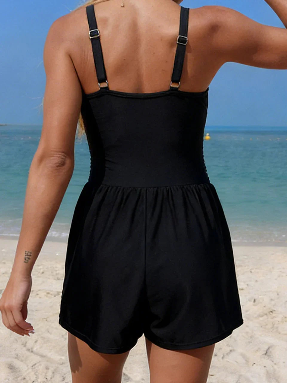 Robe de bain noire à bretelles, dos nu, jupe-short froncée