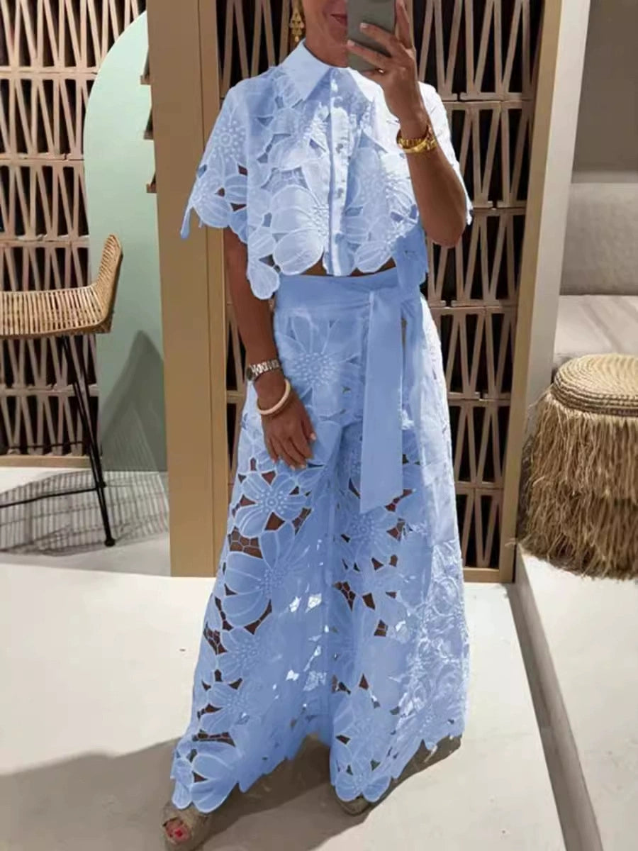 Ensemble brodé en dentelle bleu : haut à manches courtes et jupe longue ajourée
