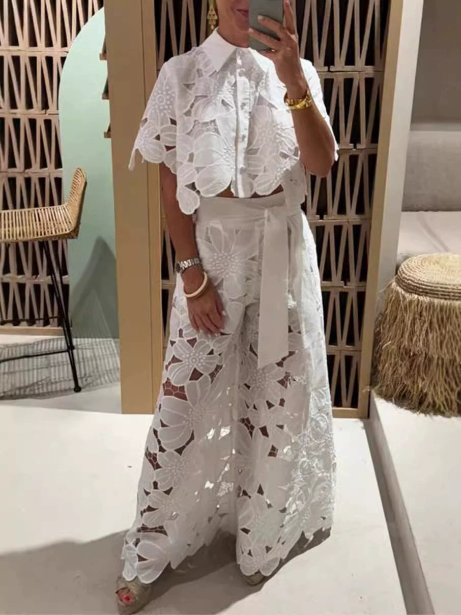Ensemble brodé en dentelle blanc : haut à volants et jupe longue ajourée