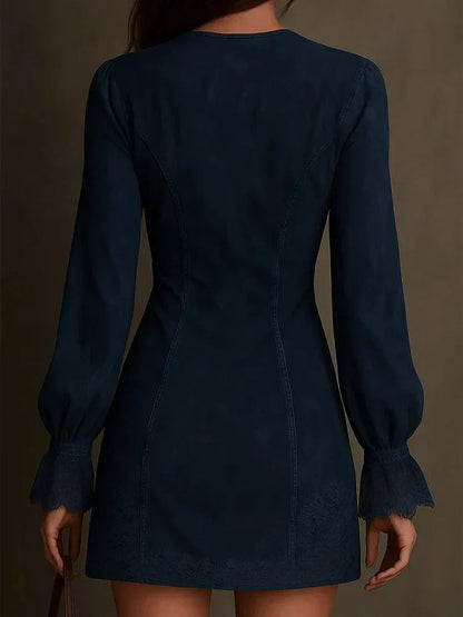 Mini-robe en suédine bleue au dos, manches bouffantes et finitions dentelées