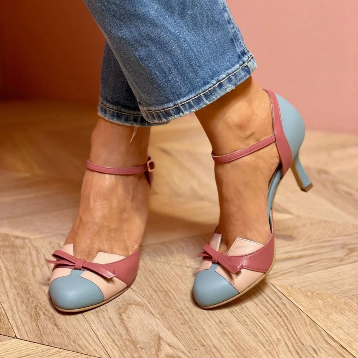 Sandales vintage Vessa à talon bleu clair et rose, nœud sur le dessus.
