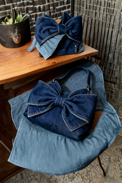 Sac à nœud rétro en denim bleu, grand nœud double devant, anse courte.