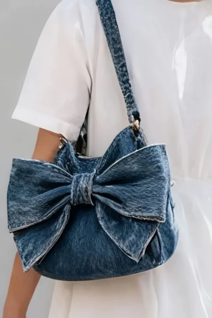 Petit sac à nœud rétro en denim bleu, grand nœud sur l’avant et bandoulière.