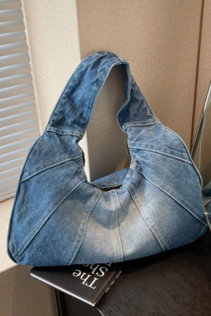 Grand sac hobo en jean bleu, ouverture large sans fermeture visible.