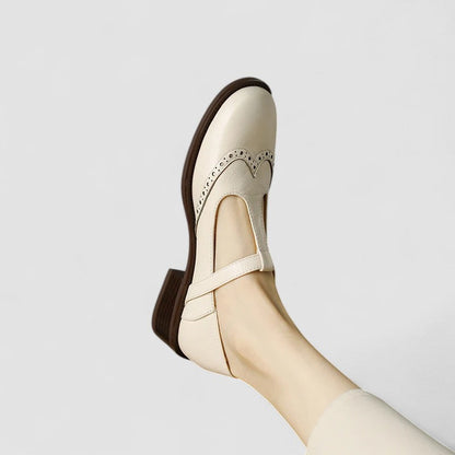 Chaussures bébé style Oxford Émilienne™, cuir beige, bride et bout perforé.