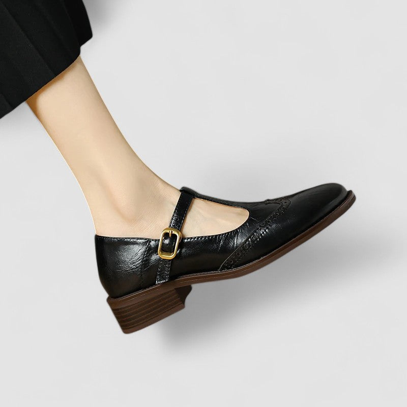 Chaussures bébé style Oxford Émilienne™ noir verni, boucle dorée, talon côtelé.