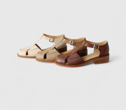 Sandales bébé beige à découpes latérales, brides avec boucle, semelle en bois.